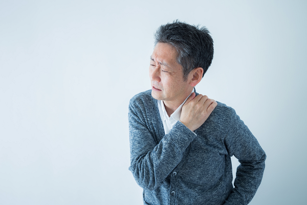 四十肩・五十肩に悩んでいる男性