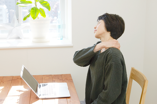肩こりに悩む女性