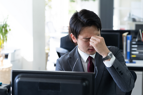 頭痛に悩む男性