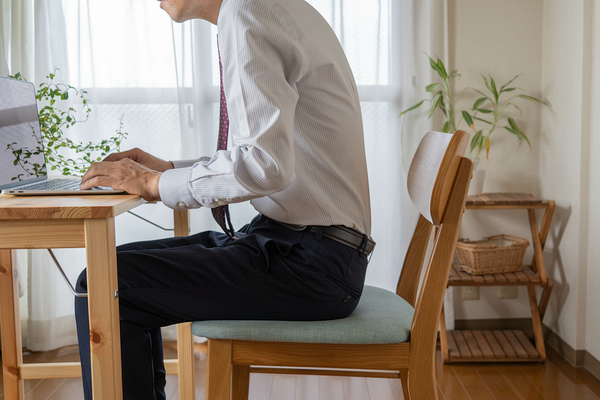 デスクワークの男性