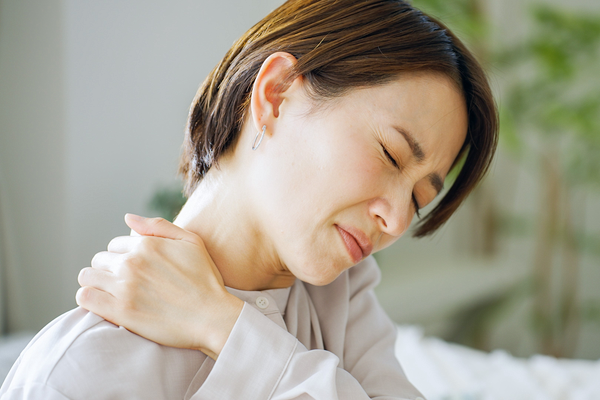 首が痛む女性