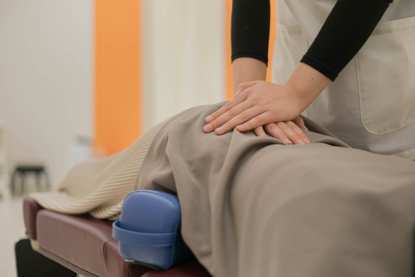 産後骨盤矯正の様子