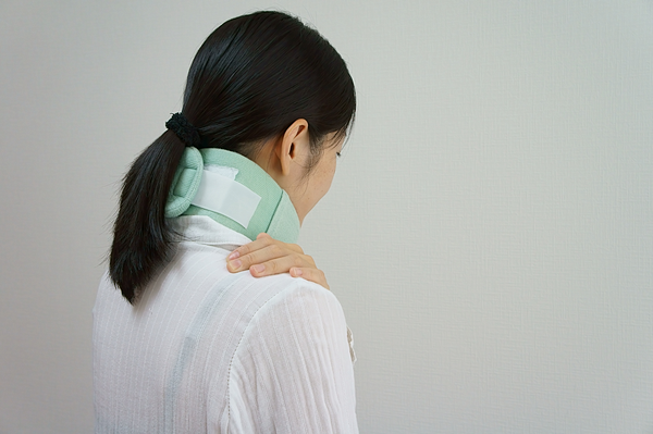 首にコルセットをしている様子