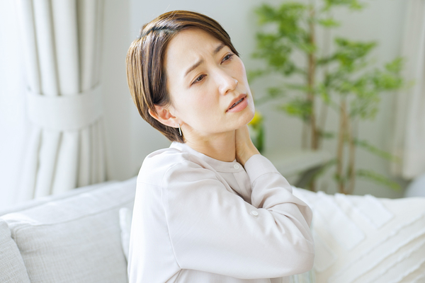 首が回らない様子