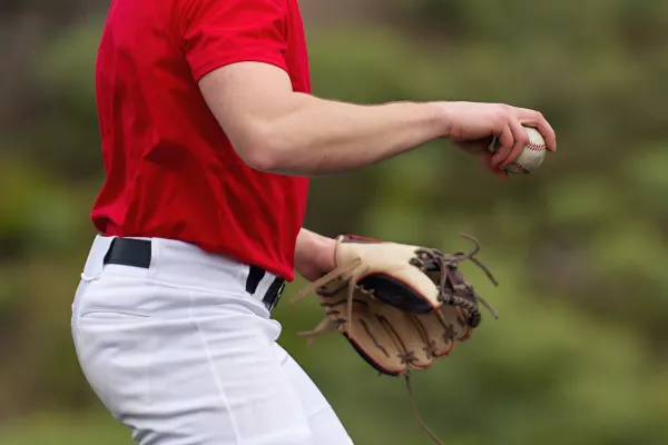 野球で肘を痛めた男性