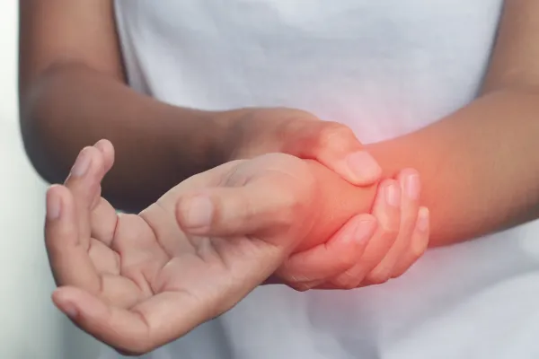 腕を骨折してしまった女性