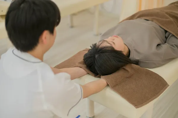 頭痛の施術をしている様子