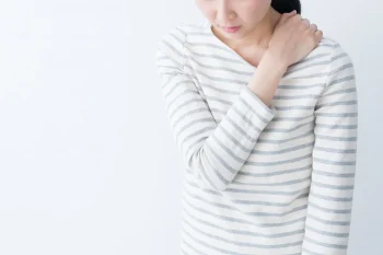 肩が痛い女性