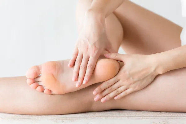 足裏が痛い女性