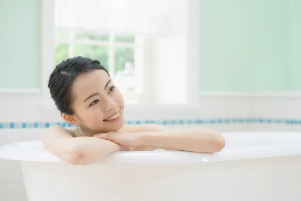 お風呂に入っている女性