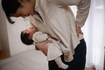 産後に腰が痛い女性