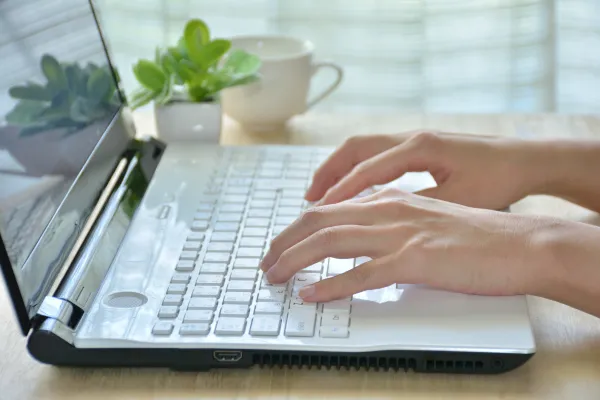 パソコン作業で指を使い過ぎている人