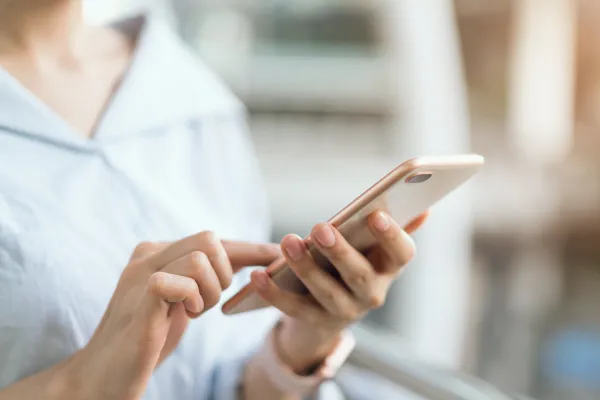 スマートフォンを両手で操作している様子